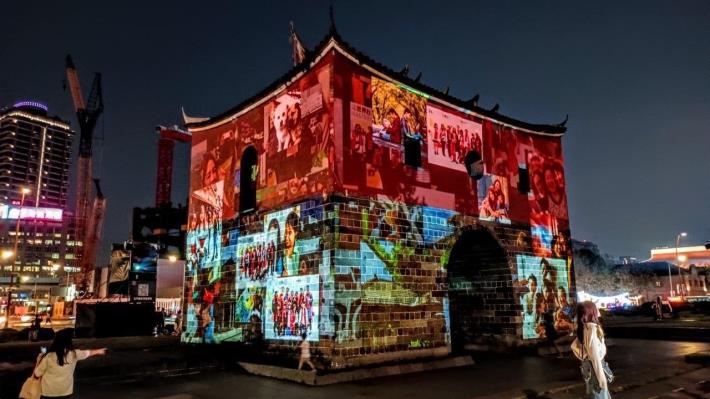 1「北門映像」光雕秀包含7種主題光影，民眾還可透過QR code互動投影新年願望。