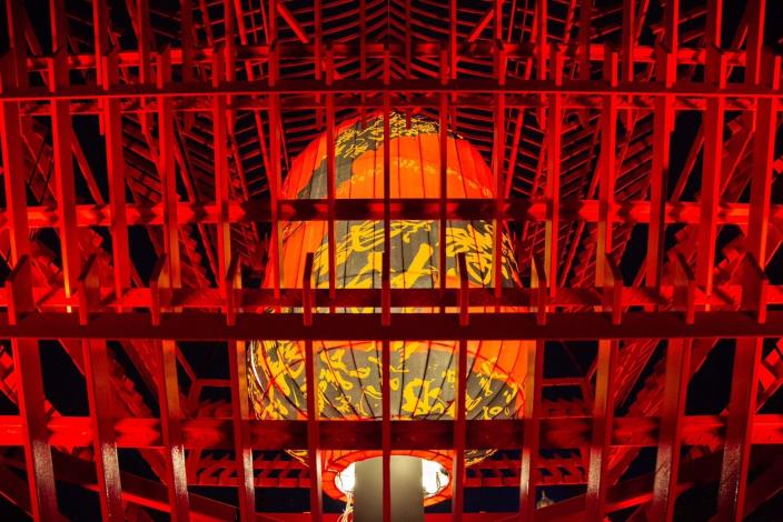 2「圓方之間」結合書法藝術，由知名書法家杜忠誥寫下燈籠中心的巨大「龍」字。