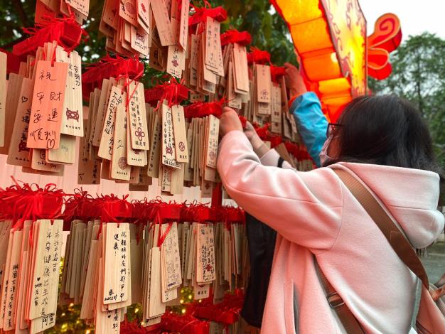 3兩座「祈福牆」由松山慈祐宮、台北市關渡宮響應，民眾可用竹片祈福卡寫下新年願望。
