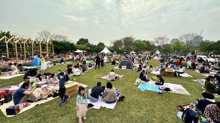 「2024台北花伴野餐」現場一早就湧入人潮。