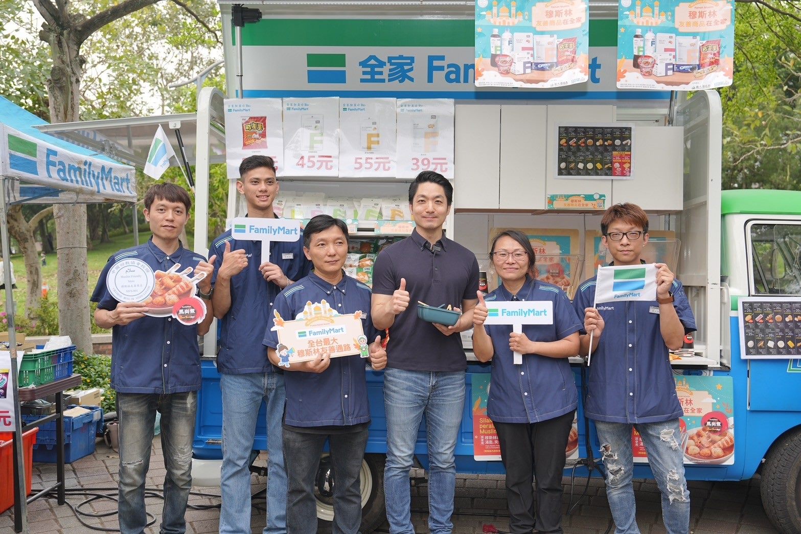 市長蔣萬安參觀「FamiMobi智慧零售車」並試吃「南洋酸辣燙」料理「馬尚煮」 。
