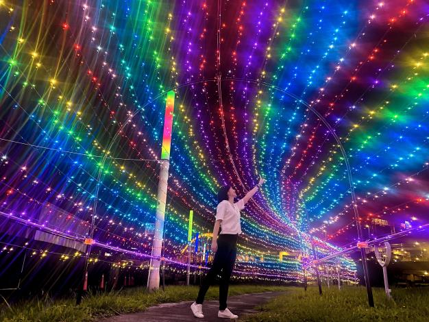使用七彩燈帶布置長達40米的「彩虹光廊」