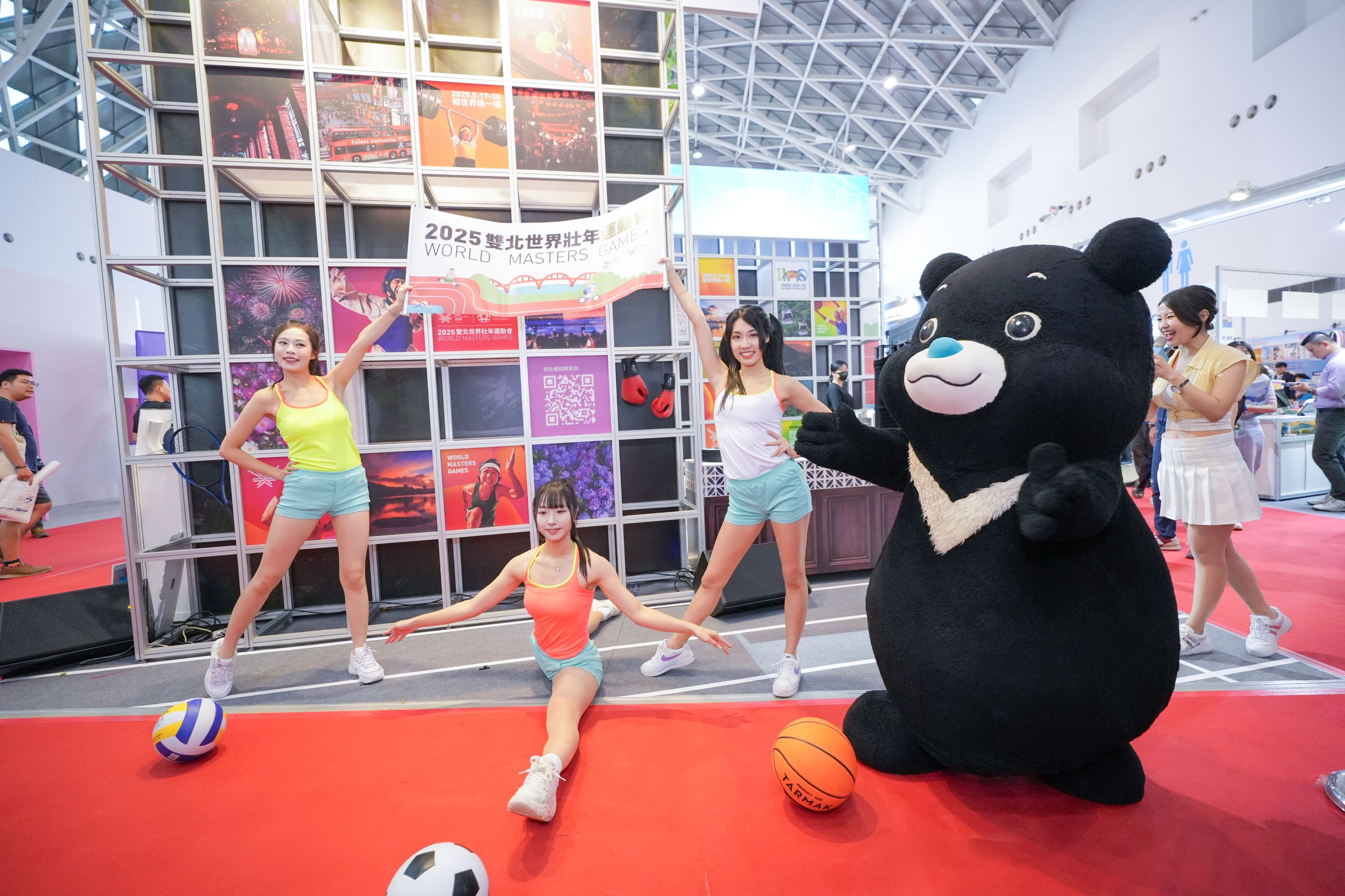 臺北館以活力啦啦隊開場，熊讚齊聚湊熱鬧，歡迎民眾來臺北，同時推薦2025雙北世界壯年運動會。