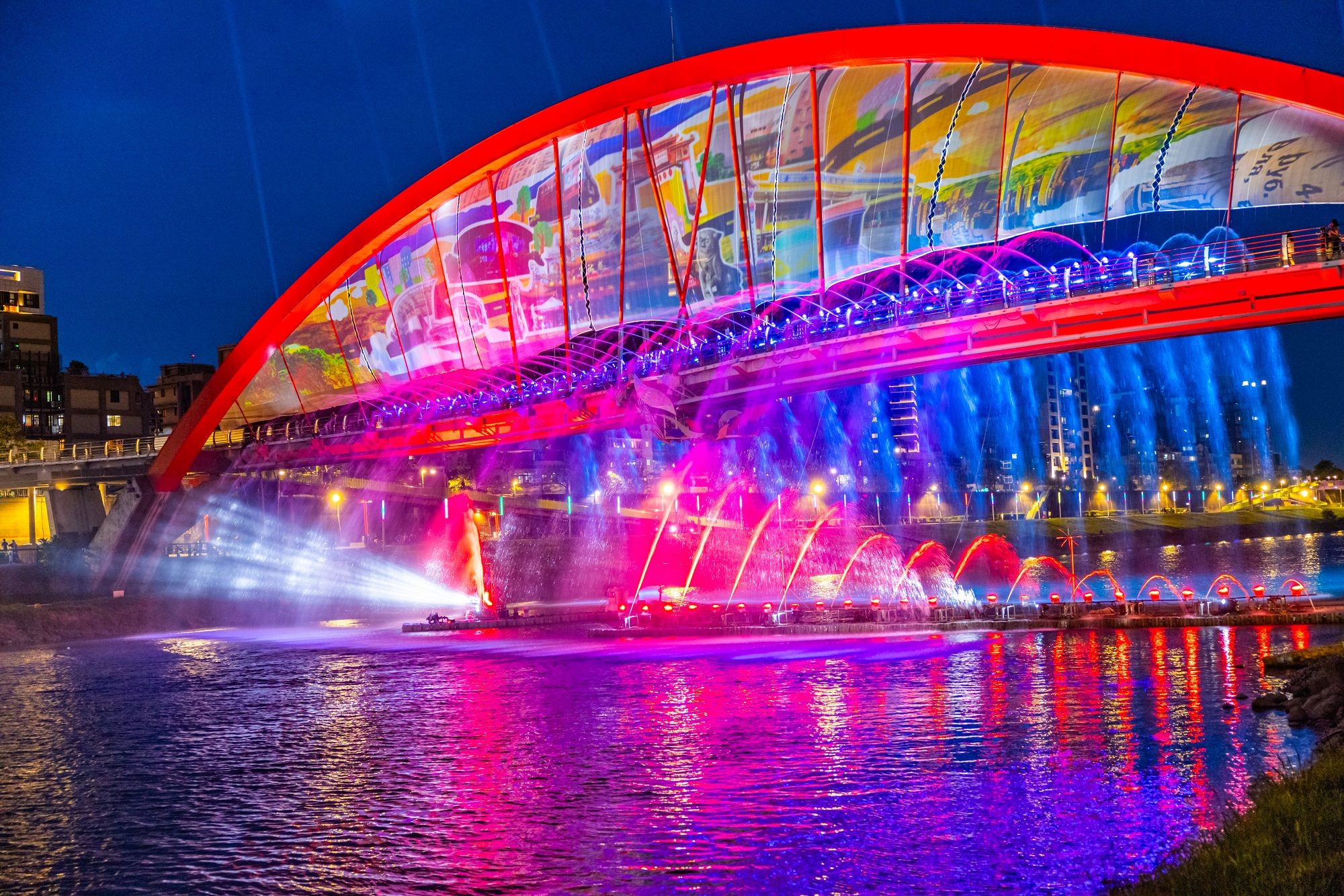 歡迎民眾到彩虹橋看表演賞水舞，度過歡樂又浪漫週末夜晚。