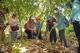 參與民眾依循筍農教授的採筍技巧，親手挖出鮮嫩竹筍。