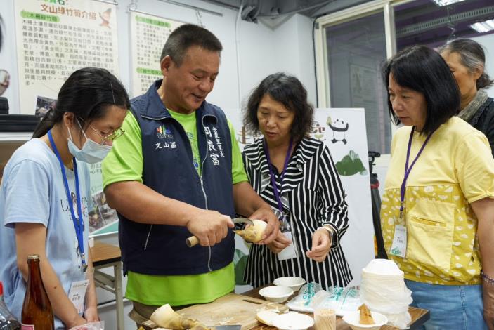 周良富里長除了公開醬筍祕方，還傳授輕鬆撥筍殼的訣竅。