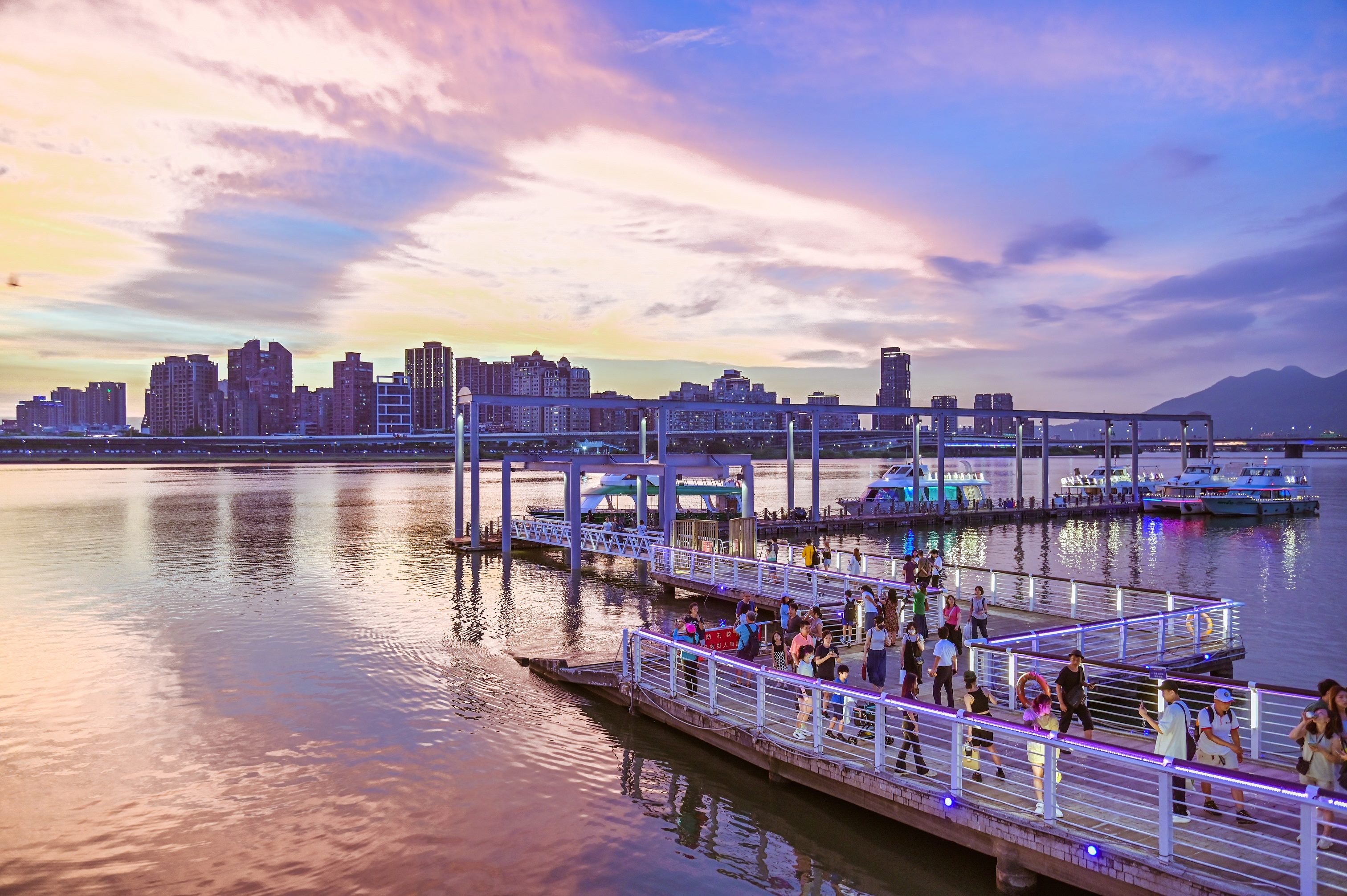 觀傳局邀請民眾來大稻埕碼頭搭乘藍色水路，以不同角度飽覽臺北街區河景。