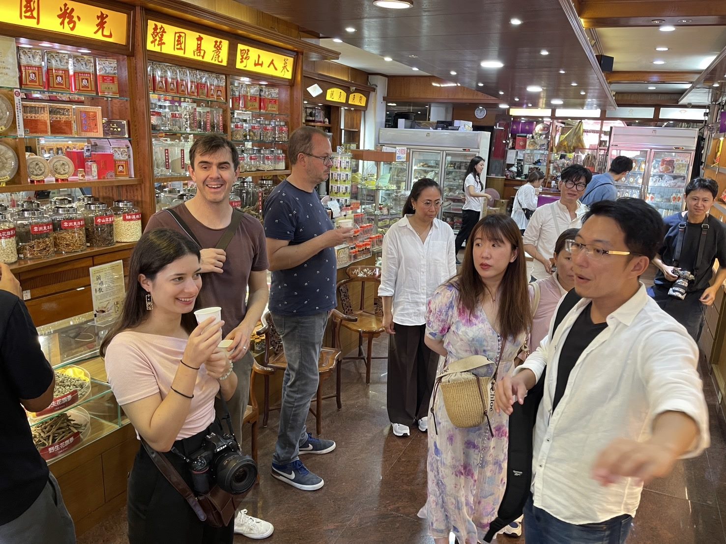 歐洲踩線團參觀迪化街蔘藥行