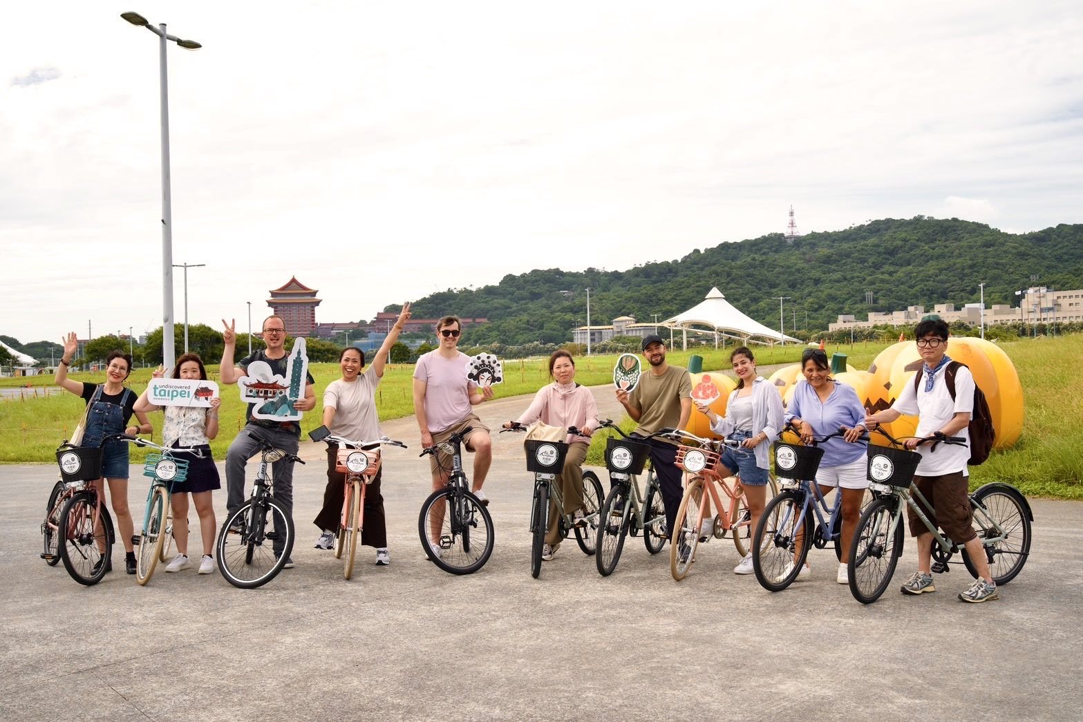 歐洲踩線團騎乘自行車在大佳河濱公園開心大合照