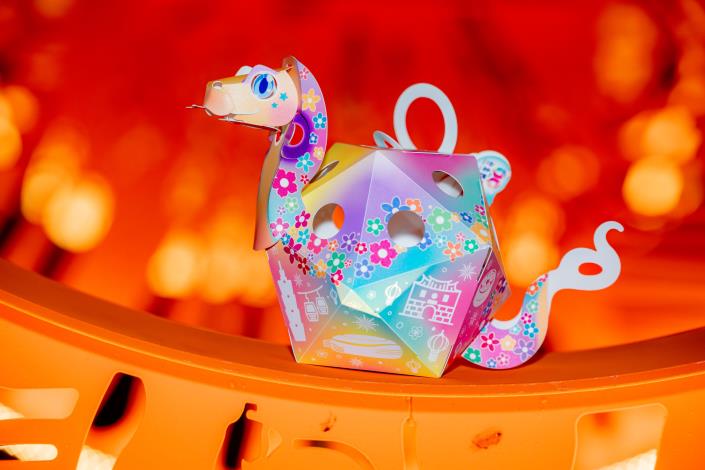 「台北小Q」以蛇為主題,繪有臺北市的地標與美食,並以即將登場的臺北花季系列活動,展現臺北的自然之美