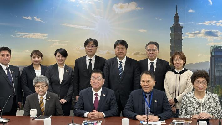 日本秋田縣大仙市市長老松博行一行人來臺與臺北市觀傳局進行拜會交流。（第一排左二為日本秋田縣大仙市市長老松博行、左一為大仙市議會議長古谷武美、第一排右二為臺北市觀傳局局長王秋冬、右一為台灣旅遊交流協會執委會主委賴瑟珍）