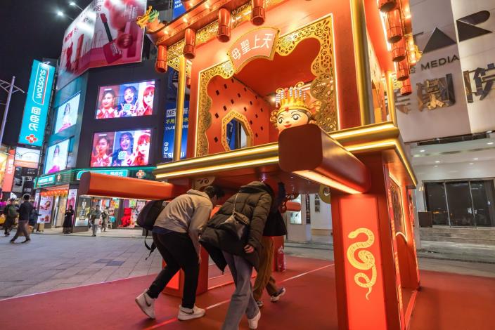 民眾可以捷運西門6號出口的台北天后宮「鑽轎腳」燈組下方鑽過，祈求平安、消災解厄，也同時體驗這項臺灣傳統文化儀式。.JPG