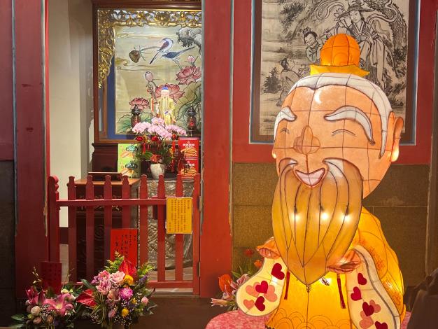 逛完剝皮寮燈牆後，可至鄰近的艋舺龍山寺，向月老誠心祈求好姻緣，為未來的愛情運勢加持。