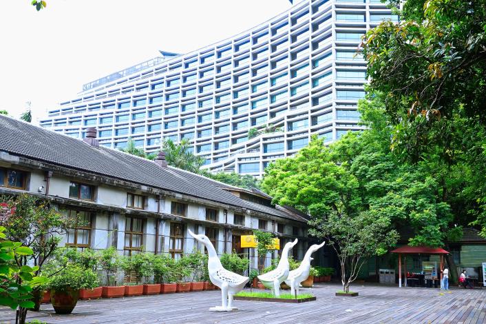 來大巨蛋聽演唱會可順遊松山文創園區，前身為松山菸廠，古蹟建築優美，展覽多元。.JPG