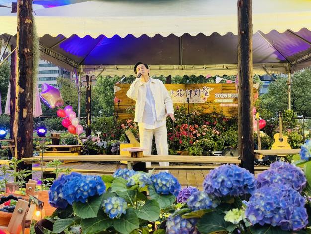 「2025台北花伴野餐」星光浪漫音樂會，殷正洋深情演唱經典民歌