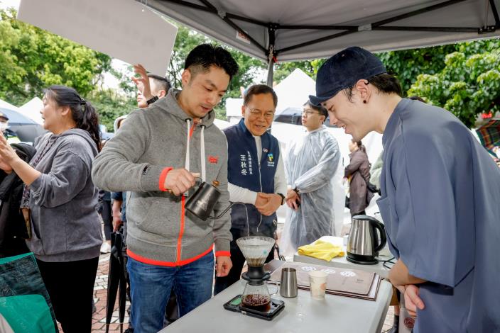蔣萬安體驗世新大學咖啡社咖啡拉花