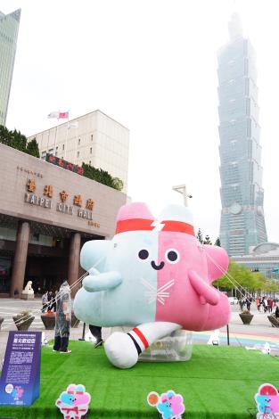 世壯運吉祥物4公尺高「壯寶氣偶」，即日起至5月30日在市民廣場彩虹步道展演1.JPG