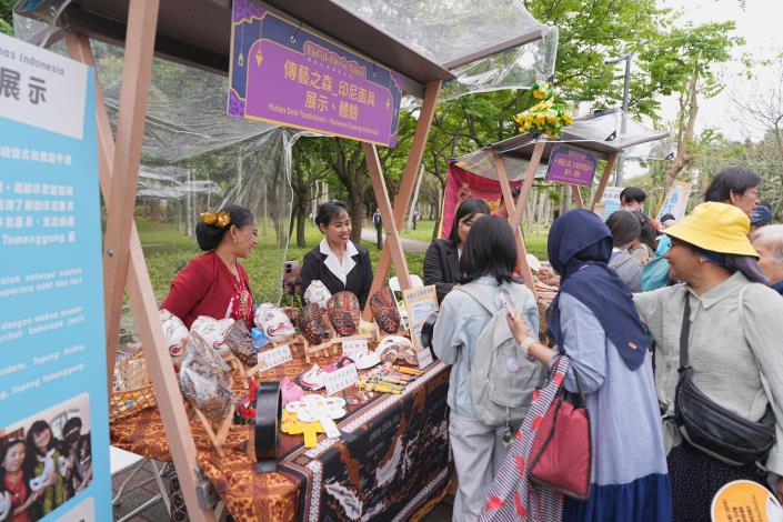 北市勞動力重建處設置移工及國人多元文化展，吸引許多民眾參觀體驗。.JPG