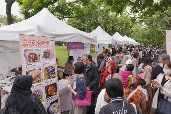超過30個清真市集攤位，販售穆斯林美食、風格服飾與特色商品等，讓民眾感受濃厚異國文化氛圍。.JPG