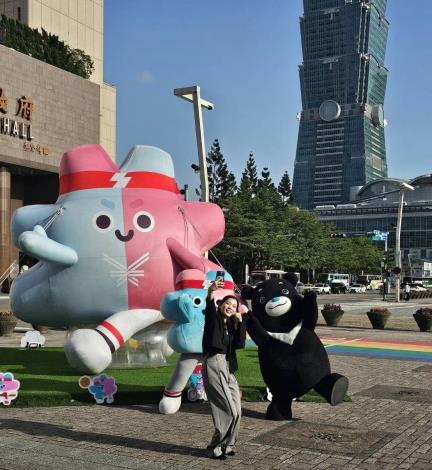 在臺北市民廣場前的「壯寶氣偶」已成為臺北市最熱門打卡景點，觀傳局長余祥與吉祥物壯寶、熊讚一起合影宣傳2025雙北世壯運。