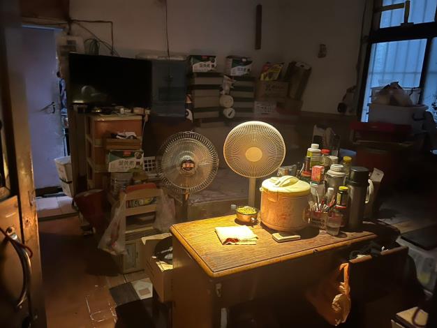 圖3 實際案例，套房內環境雜亂，房東私人物品散落各處，住宿品質不佳