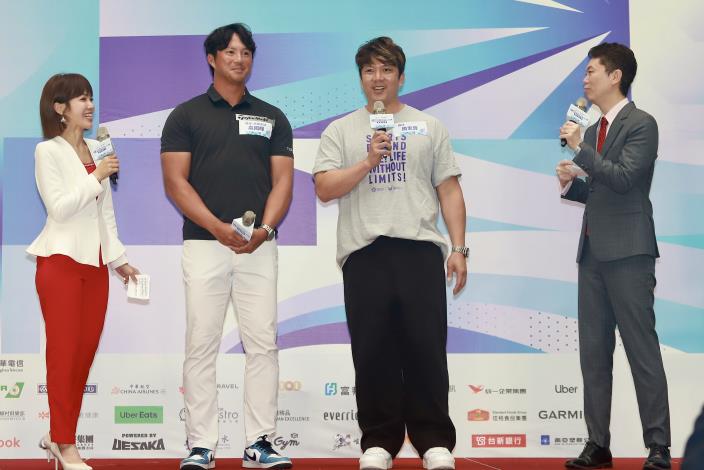退役棒球選手周思齊（右）與高國輝（左）和大家分享參賽心情.JPG
