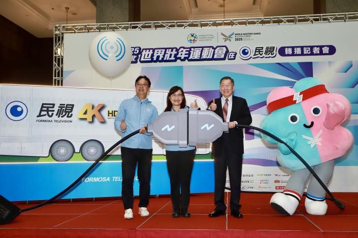 臺北市副市長林奕華（左二）、新北市觀旅局局長楊宗珉（左一）、民視總經理廖季方（右二）及世壯運吉祥物壯寶正式啟動世壯運轉播.JPG