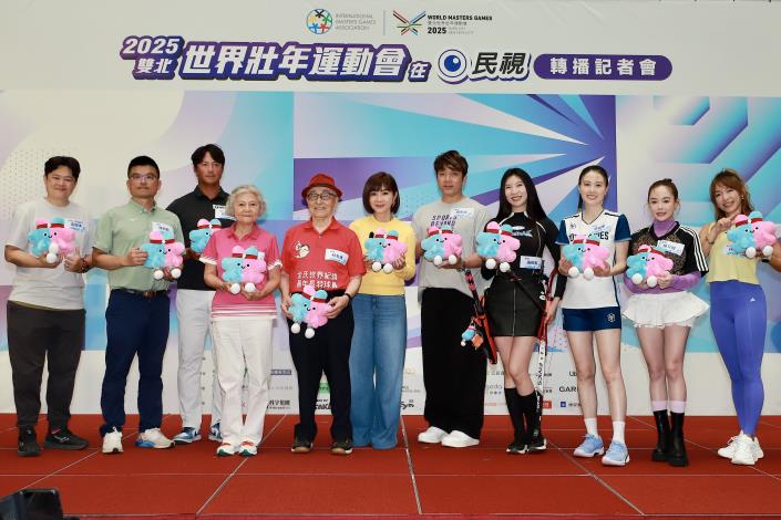 「臺灣最美麗的歐巴桑」陳美鳳將象徵著祝福與希望的吉祥物壯寶娃娃致贈給每一位選手，祝願所有選手在比賽中旗開得勝.JPG