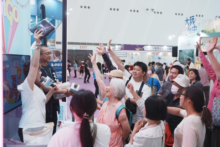 民眾踴躍參與2025高雄國際旅展「臺北館」舞台活動，透過有獎徵答有機會免費獲得優質好禮！.JPG