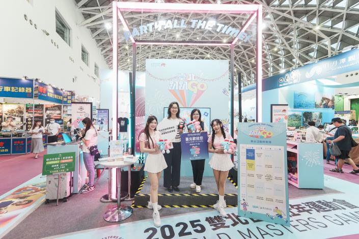 臺北市觀光傳播局專門委員江春慧（右2）與高雄市政府觀光局副局長劉秀英（左2），邀請民眾參加2025雙北世壯運。