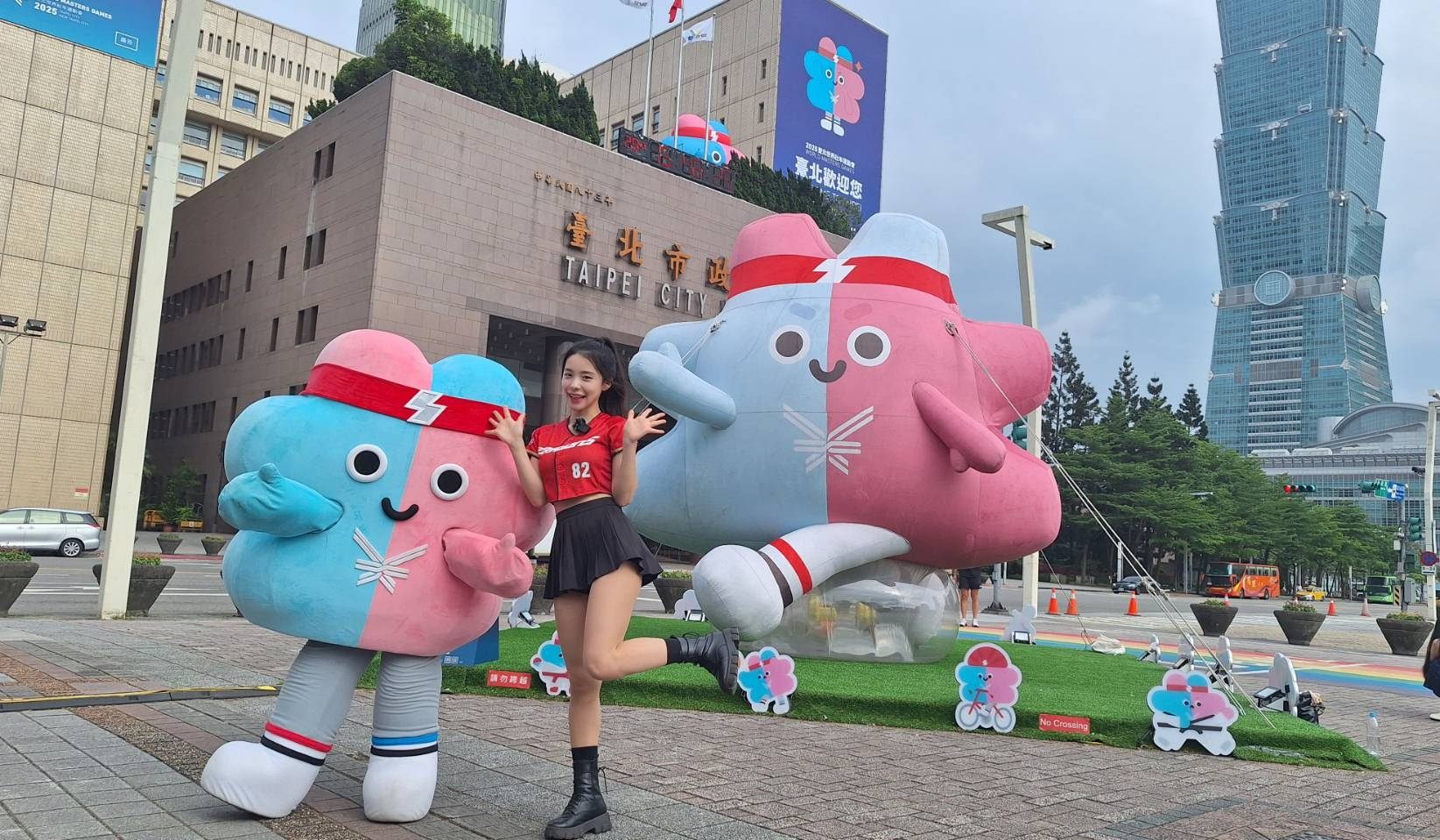 啦啦隊女神李多慧與世壯運吉祥物「壯寶」一同為賽會暖身造勢。