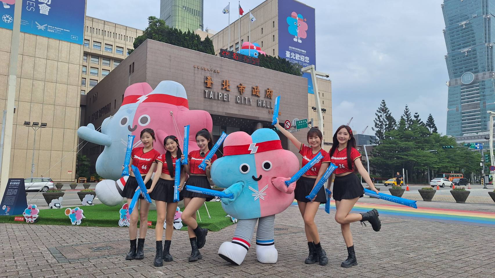 小龍女啦啦隊成員李多慧、小蛙、沛沛、馬妹、柳柳與賽會吉祥物「壯寶」共舞世壯運主題曲〈敬夢想〉，邀請民眾熱舞應援進場觀賽，一同為選手加油！