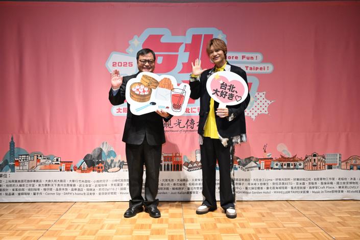 (圖說4)觀傳局副局長薛秋火向日本旅客推薦臺北的觀光魅力，並帶來大阪世博會順遊臺北優惠方案，邀請全世界旅客領略雙城魅力。