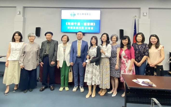 3.葛蕾西獎頒獎典禮會後記者會與美西時間5月21日在僑委會洛杉磯僑教中心舉行，文化部駐洛杉磯臺灣書院簡德源主任出席祝賀(左5)