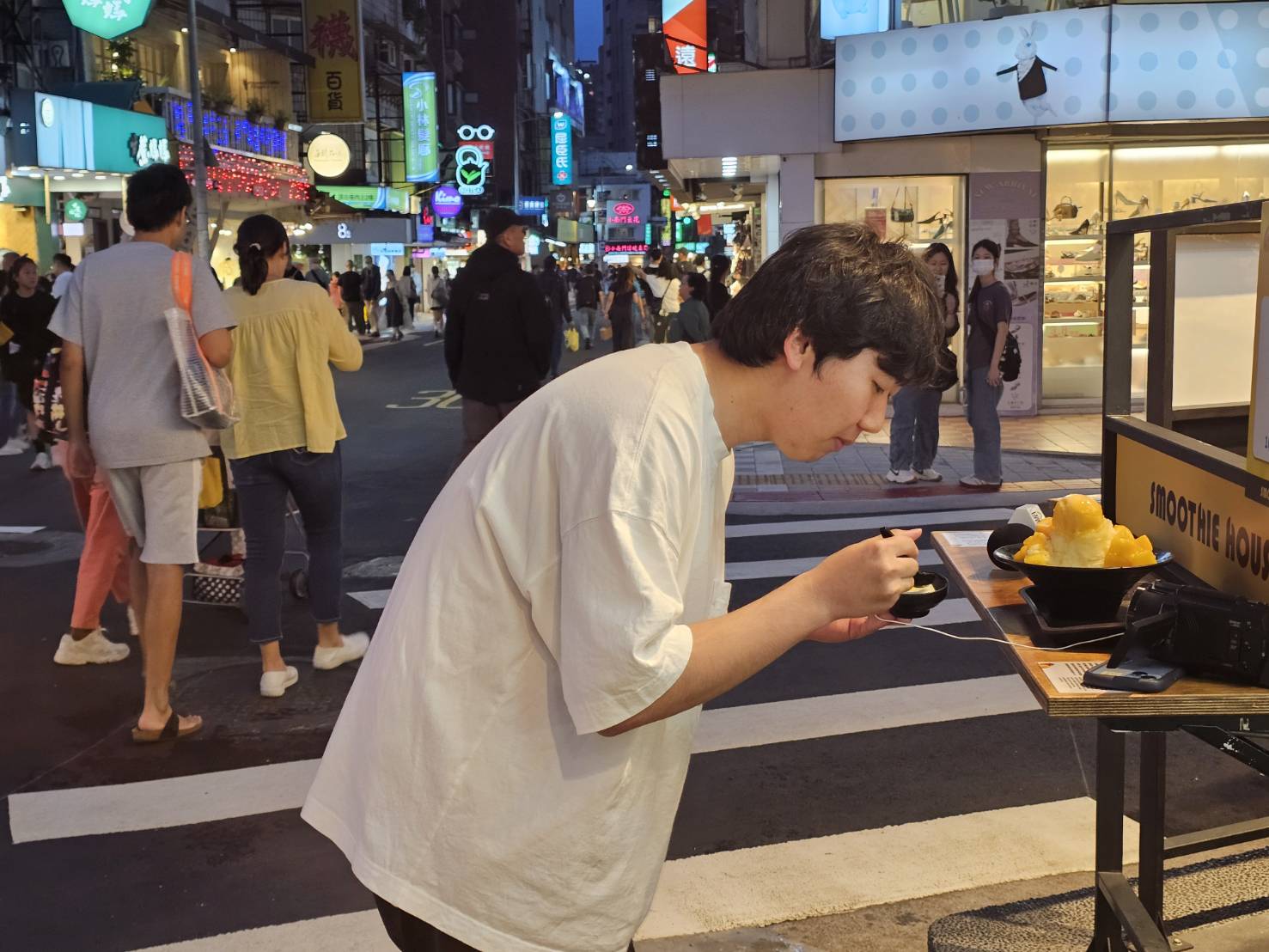 在永康街知名冰品店大啖芒果冰的西園寺，對於臺灣芒果又香又甜的口感十分驚艷。