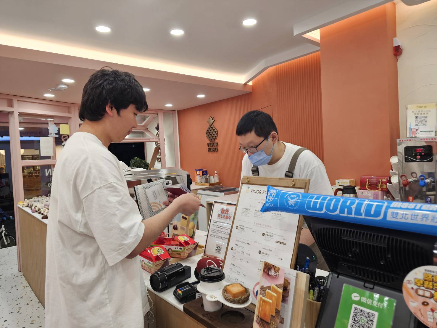觀傳局現正對外籍旅客推出「大阪世博順遊臺北」優惠專案，只要在臺北市指定店家出示大阪世博門票及非中華民國(臺灣)護照即可享受專屬優惠。