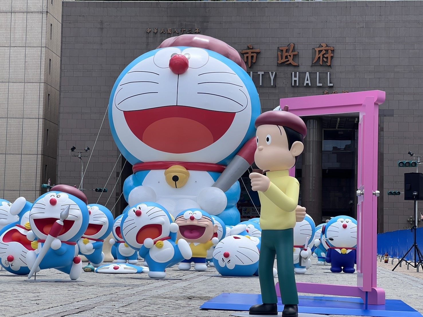 12米哆啦A夢氣偶及近60座不同造型立體哆啦A夢FRP公仔快閃臺北市民廣場，可愛模樣萌翻眾人。
