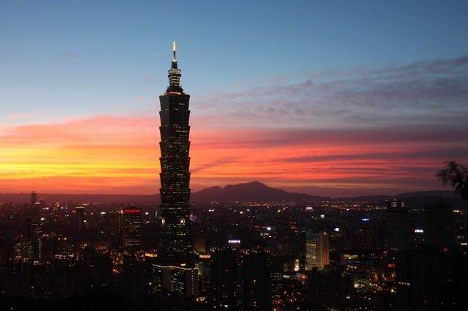 登上台北101觀景台，俯瞰城市天際線與山海環繞的壯麗風景，是旅客感受臺北現代都市魅力的必訪體驗。