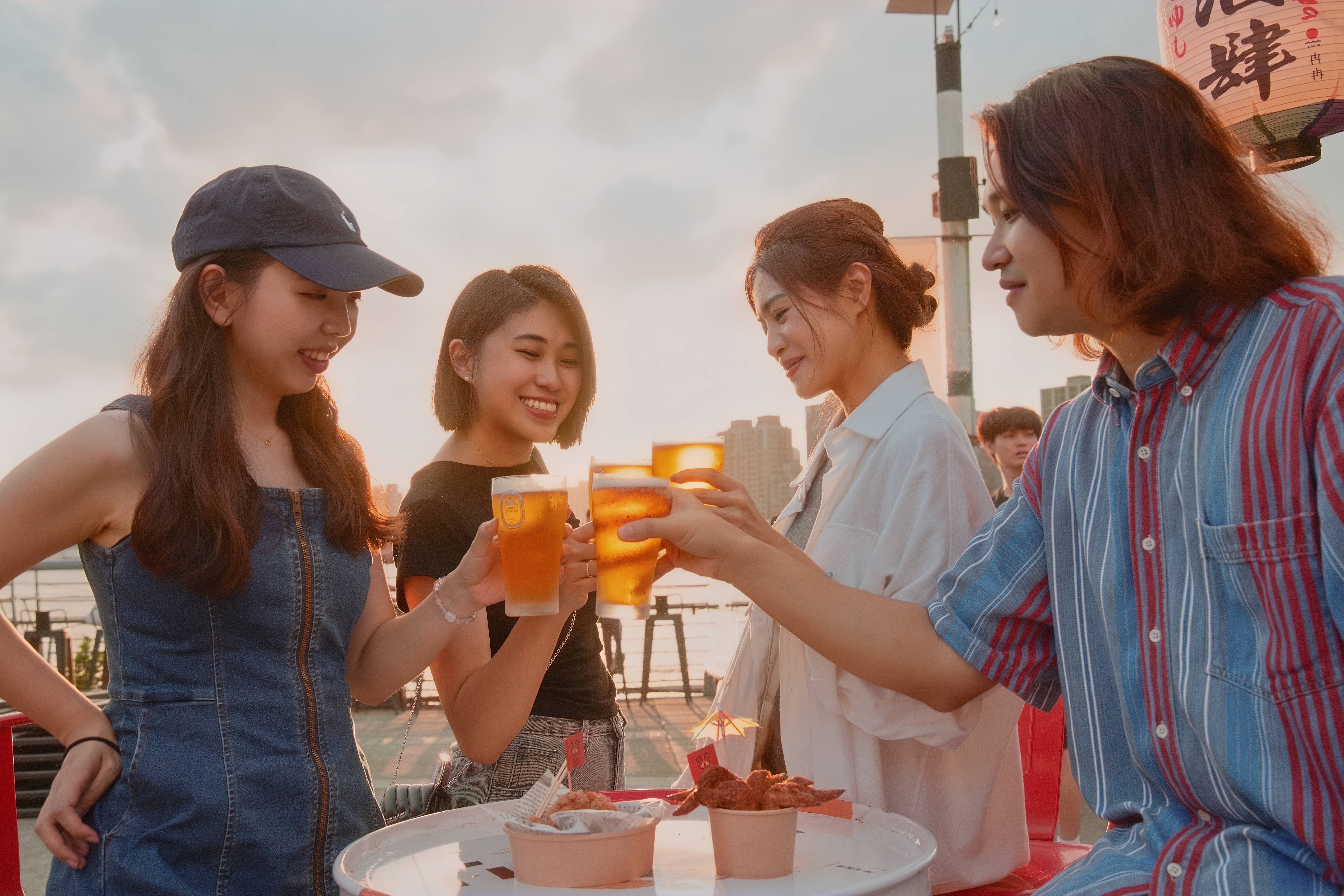 三五好友漫遊大稻埕，來趟藍色水路之旅，留下夏日美好回憶