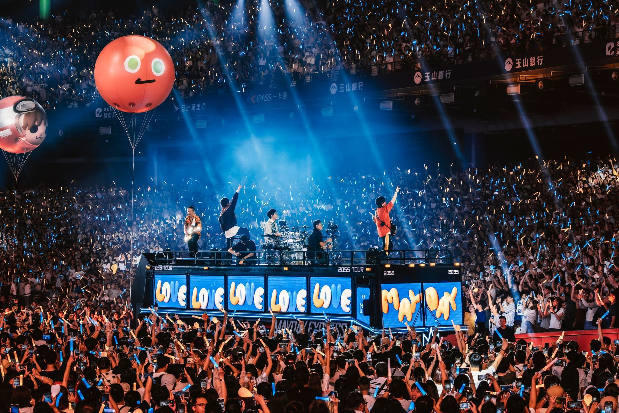 五月天25週年巡迴演唱會，歌迷擠爆臺北大巨蛋
