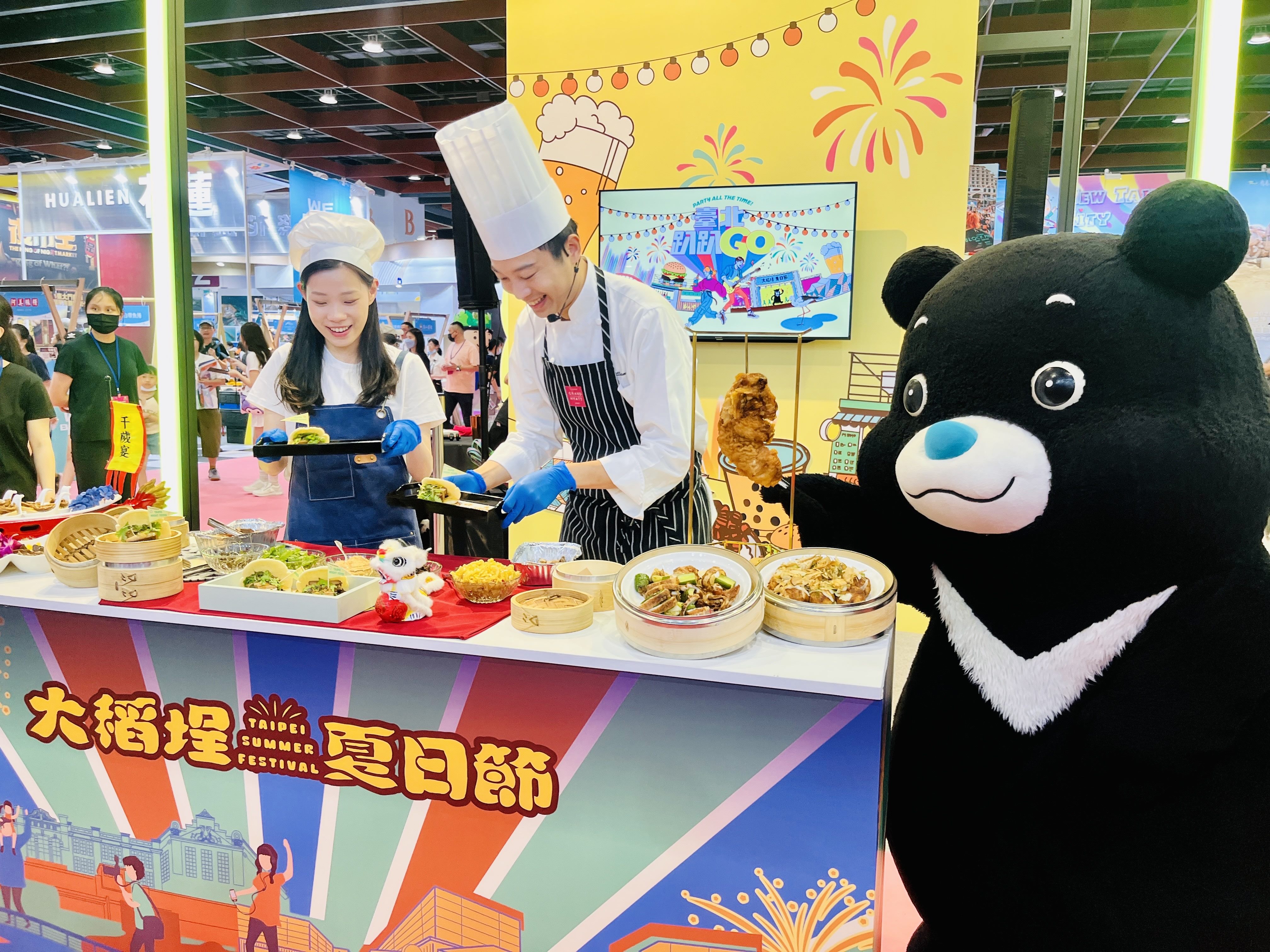 臺北市觀傳局余祥局長（左）與君悅酒店主廚羅偉洲一起推廣臺北夜市美食好滋味！