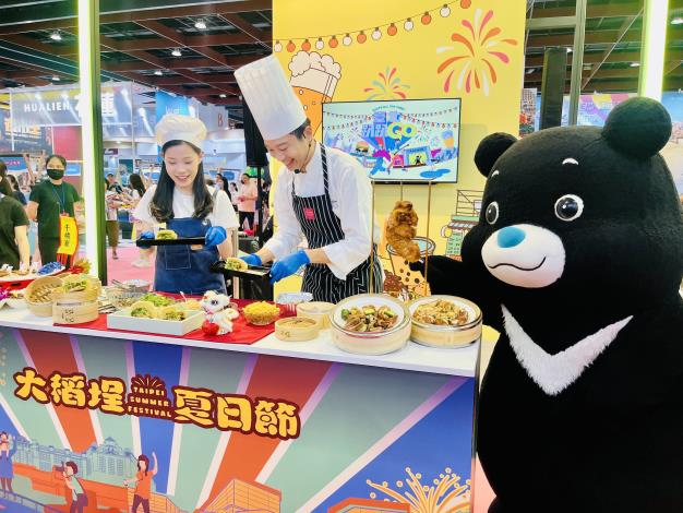 臺北市觀傳局余祥局長（左）與君悅酒店主廚羅偉洲一起推廣臺北夜市美食好滋味！
