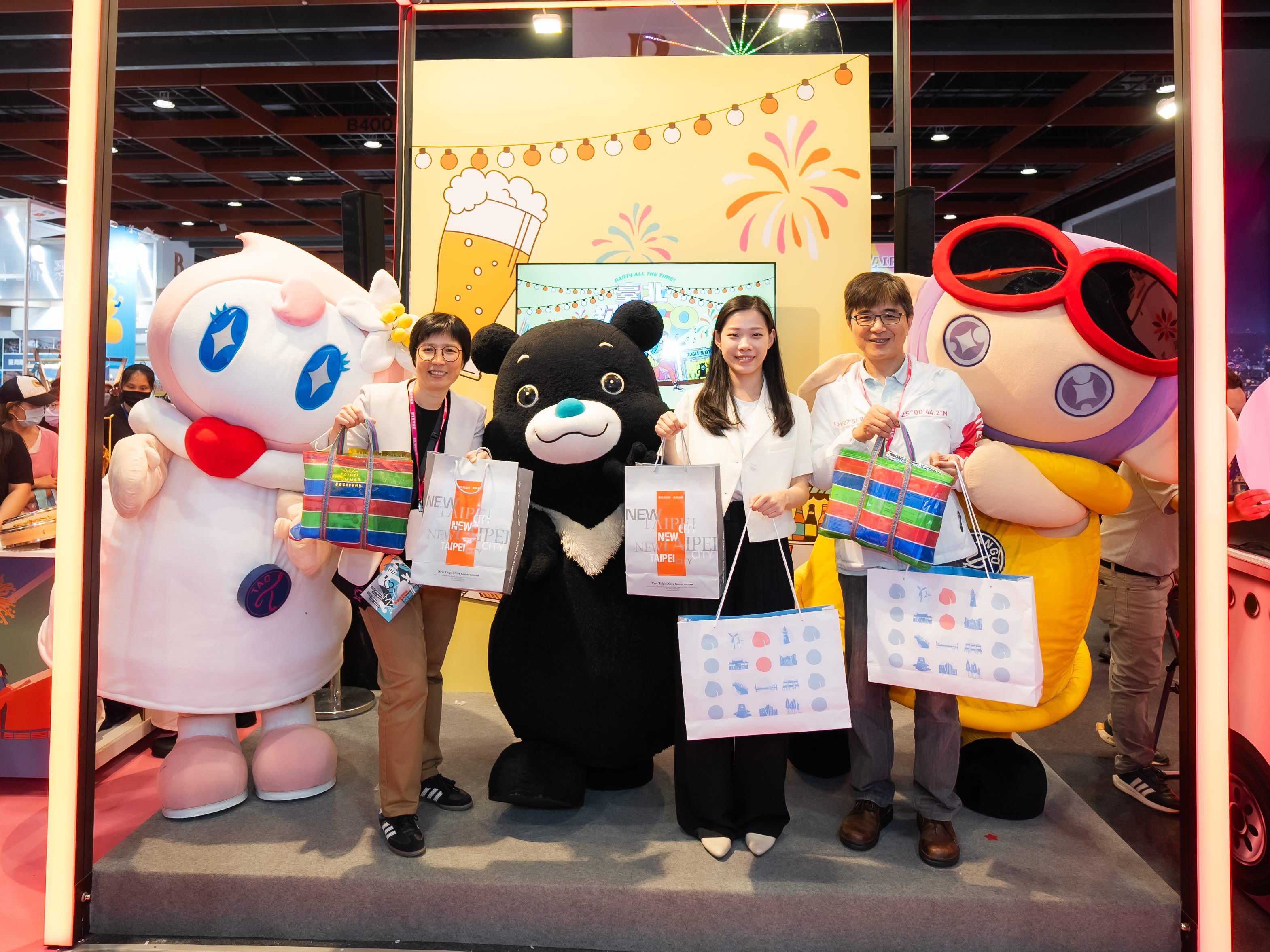 臺北市觀傳局長余祥（右2）聯手桃園巿、新北巿共同推廣北臺灣觀光旅遊。