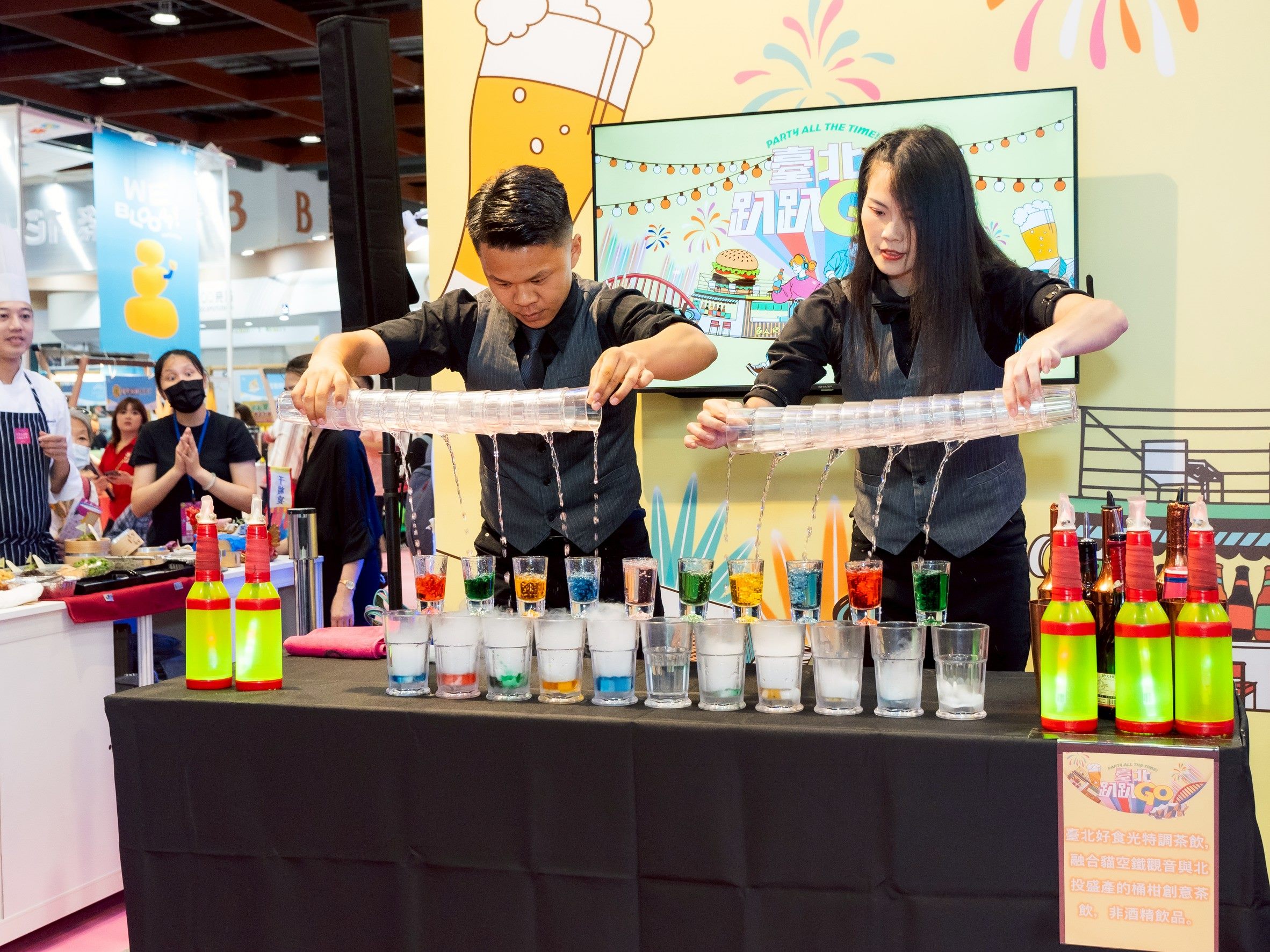 2025年臺北夏季旅展「臺北館」開幕表演花式調飲秀，精彩技藝嗨翻全場！