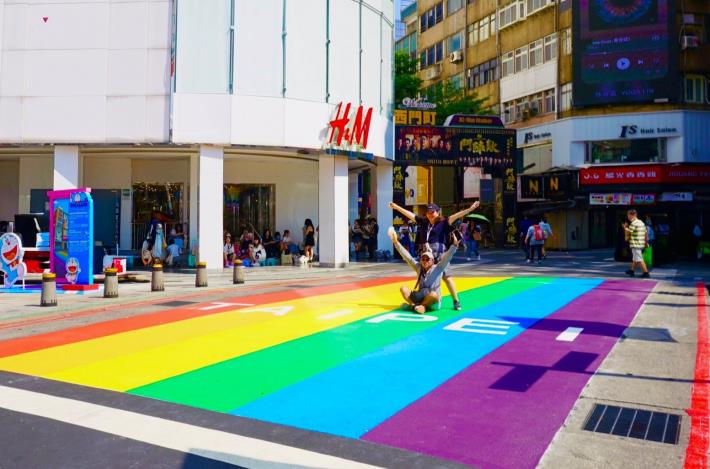 8月9日回歸的「6號彩虹Rainbow Six」，不僅全面翻新色彩，民眾在拍照時也能同時將地景文字及西門町商圈入口意象納入畫面