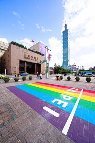 市府前廣場「彩虹起跑線 Rainbow Starting Line」