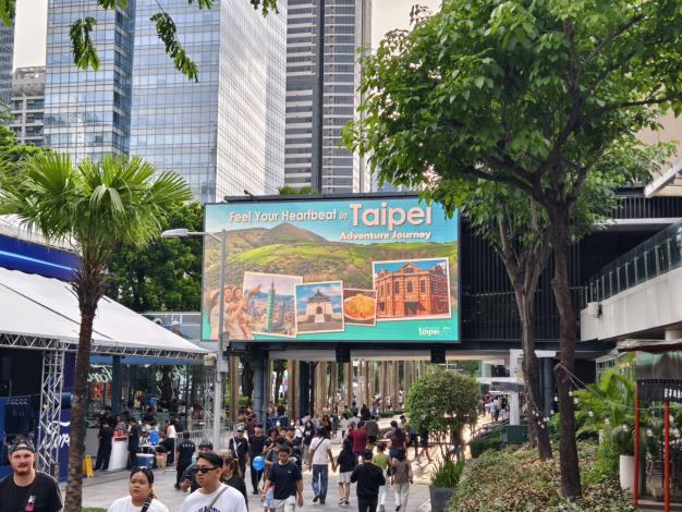 觀傳局在馬尼拉人氣BGC商圈設置大型戶外廣告，精準吸引目標客群