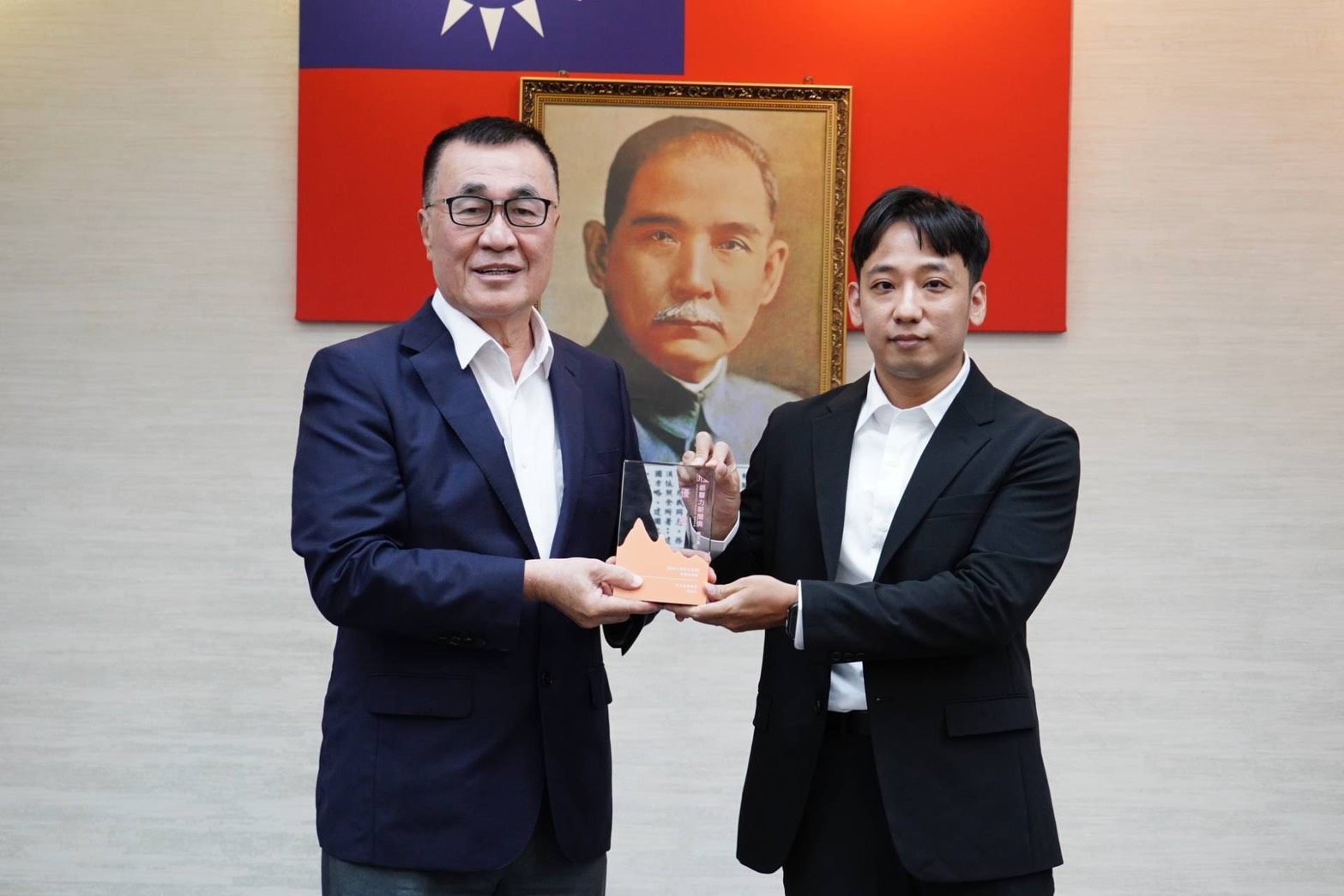 4.臺北電臺今（19）日市政會議由獲獎節目主持人黃建鈞（右）向副市長李四川陳獻影響力新聞獎。