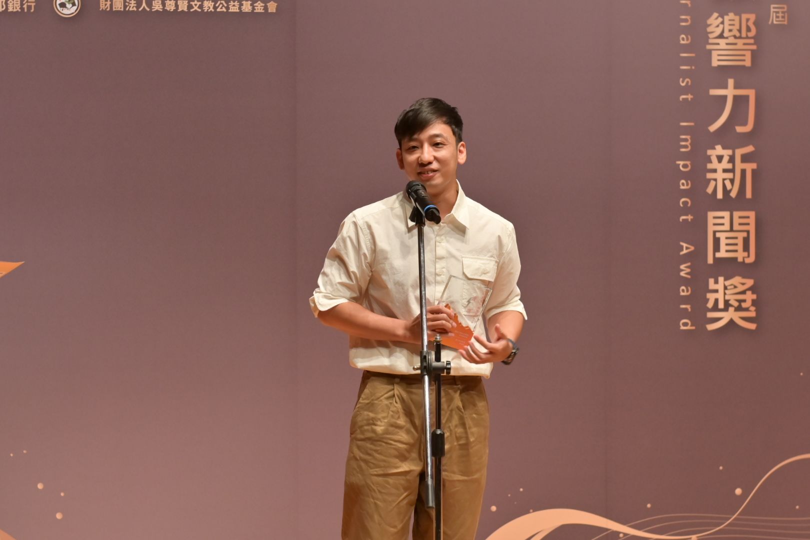 2.獲得銀響力新聞獎專題報導獎優選，《微光臺北》主持人黃建鈞（雷恩），同時主持臺北電臺《生活進行式》，為聽眾播報第一手生活資訊，並關注城市多元議題。