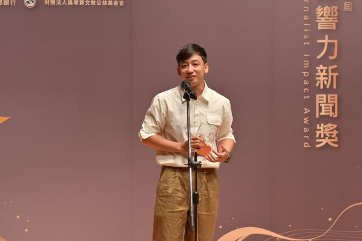 2.獲得銀響力新聞獎專題報導獎優選,《微光臺北》主持人黃建鈞(雷恩),同時主持臺北電臺《生活進行式》,為聽眾播報第一手生活資訊,並關注城市多元議題。